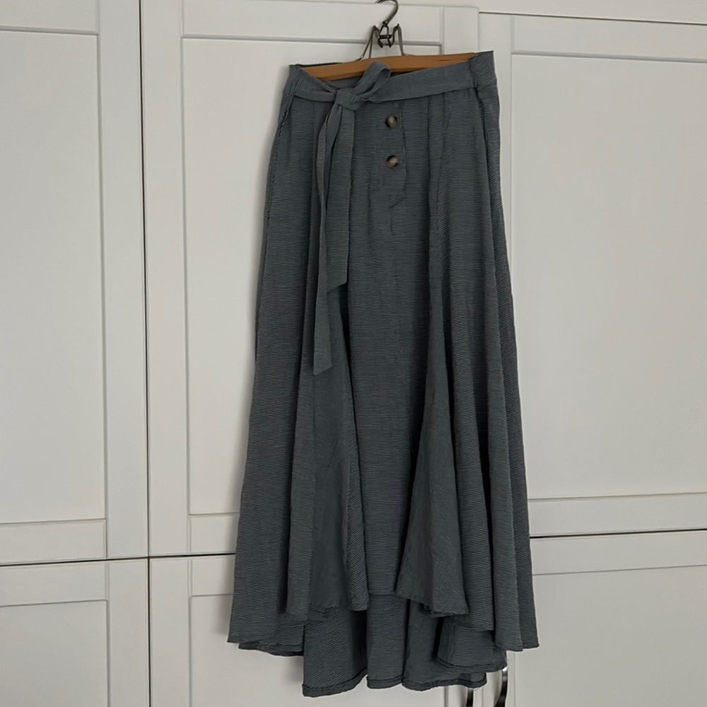 Carly Jean Los Angeles skirt in blue. Size S.